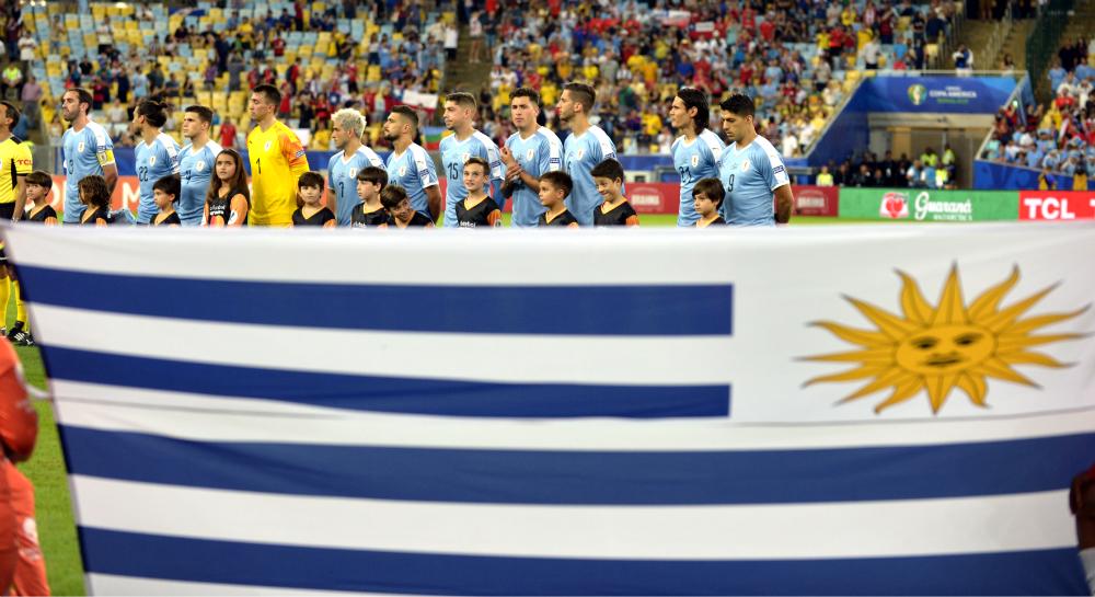 Los jugadores de Uruguay durante la ceremonia de los himnos antes del partido de la Copa América