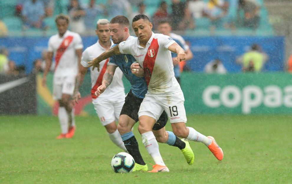 Nahitan Nández en el Uruguay vs. Perú