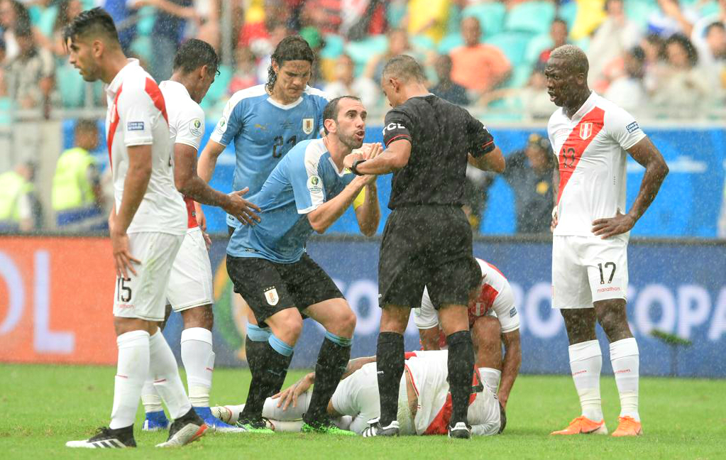 Diego Godín discutiendo con Wilton Sampaio en el Uruguay vs. Perú
