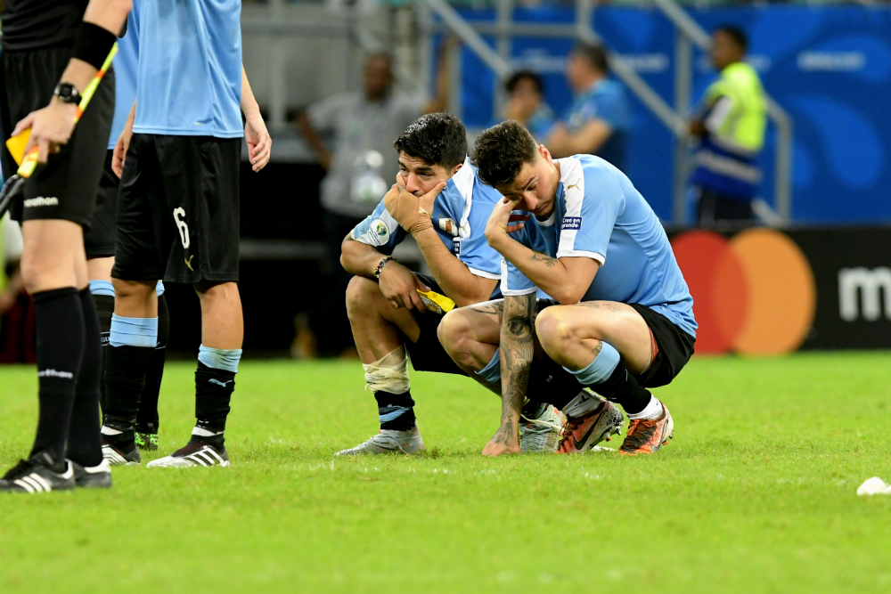 El lamento de Luis Suárez y José María Giménez con la eliminación de Uruguay
