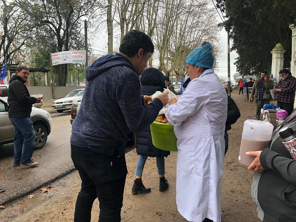 Oscar Andrade come una torta frita, el día de las elecciones. Foto: Mariana Malek