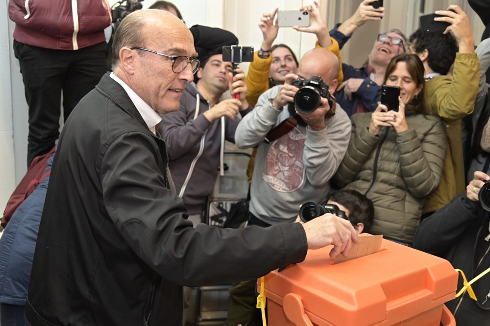 Daniel Martínez vota en las internas. Foto: Leonardo Mainé