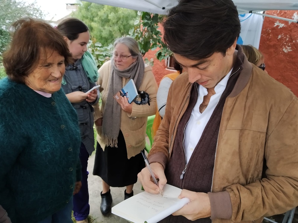 Juan Sartori filma libros en el día de las elecciones internas. Foto: Soledad Gago