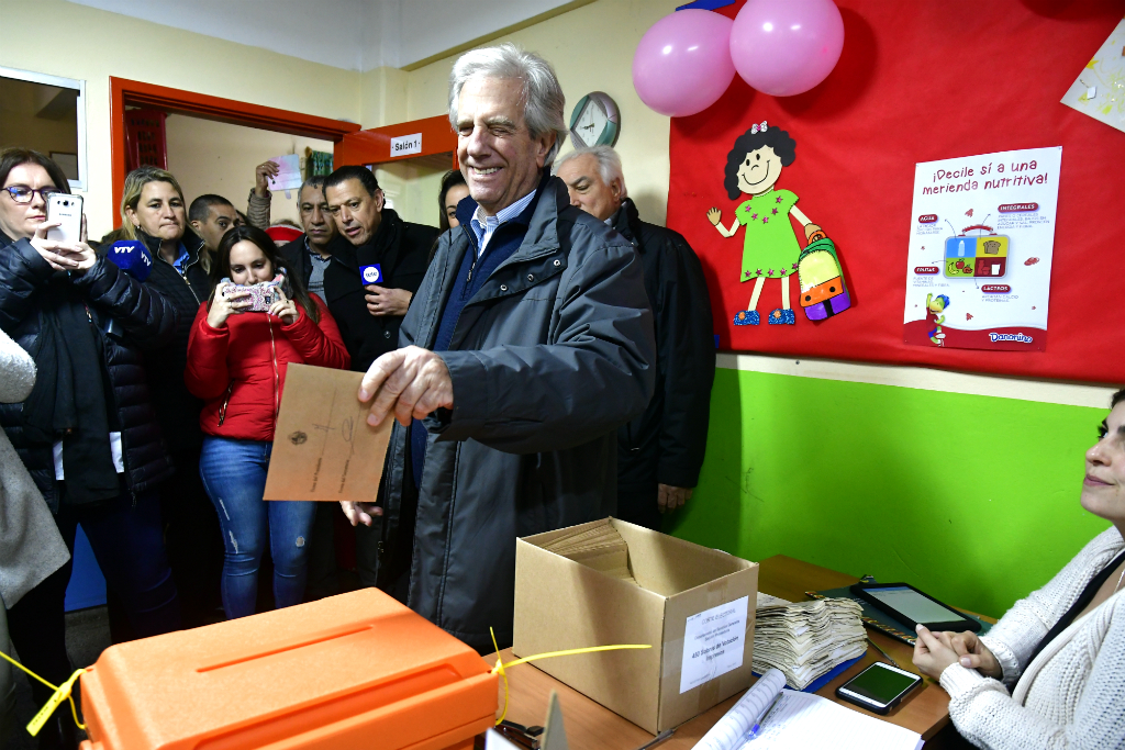 Tabaré Vázquez vota en La Teja. Foto: Fernando Ponzetto