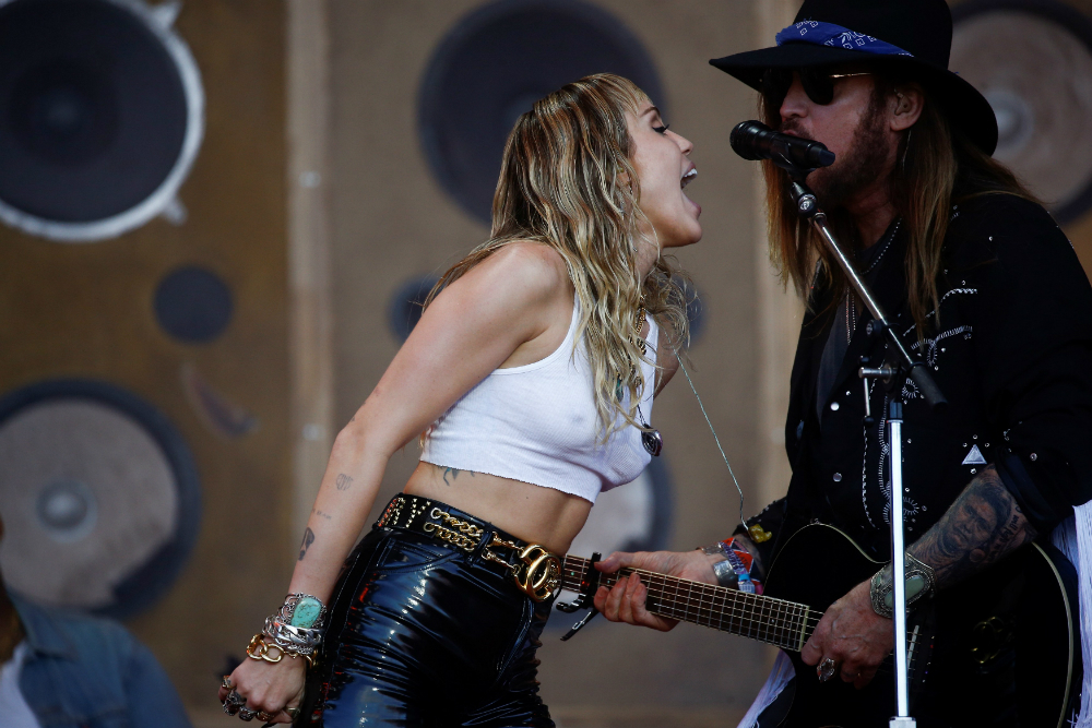Miley Cyrus y Billy Ray Cyrus en Glastonbury. Foto: Reuters