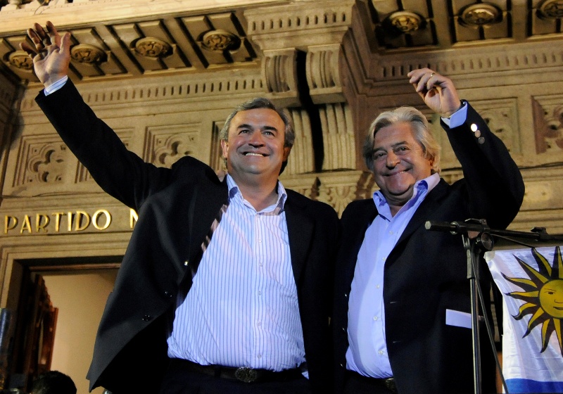 Jorge Larrañaga y Luis Lacalle, juntos, tras conocer los resultados de las internas (2009). Foto: archivo El País.