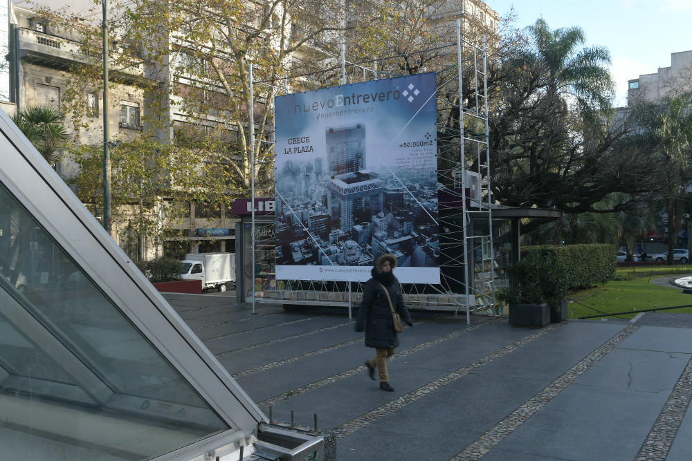 Cartel de anuncio de una mega obra en la Plaza del Entrevero. Foto: Francisco Flores