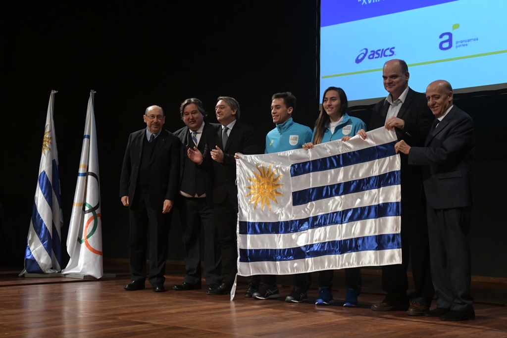 Entrega del Pabellón Nacional a la delegación uruguaya de los Juegos Panamericanos. Foto: Francisco Flores.