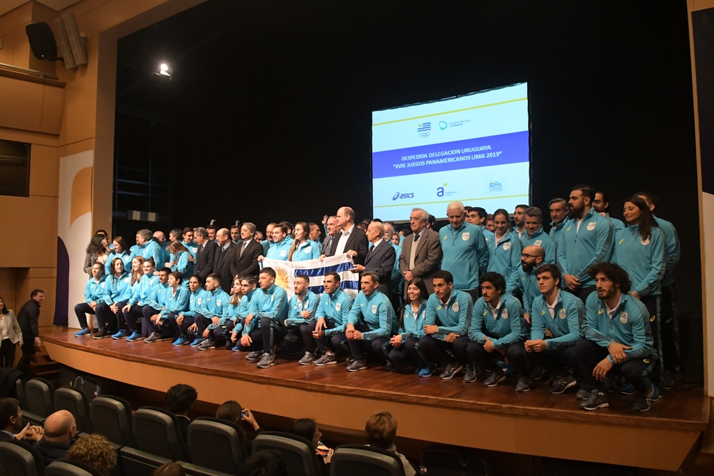 Entrega del Pabellón Nacional a la delegación uruguaya de los Juegos Panamericanos. Foto: Francisco Flores.