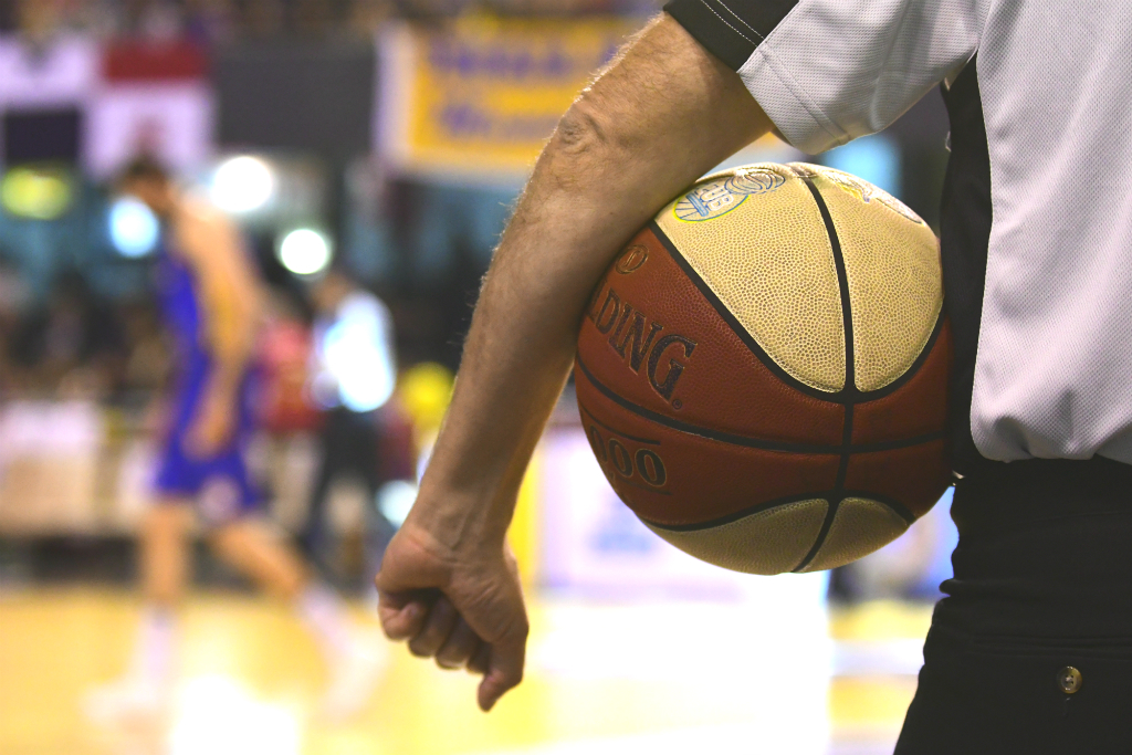 Juez sostiene la pelota durante un partido de básquetbol en Uruguay. Foto: Fernando Ponzetto