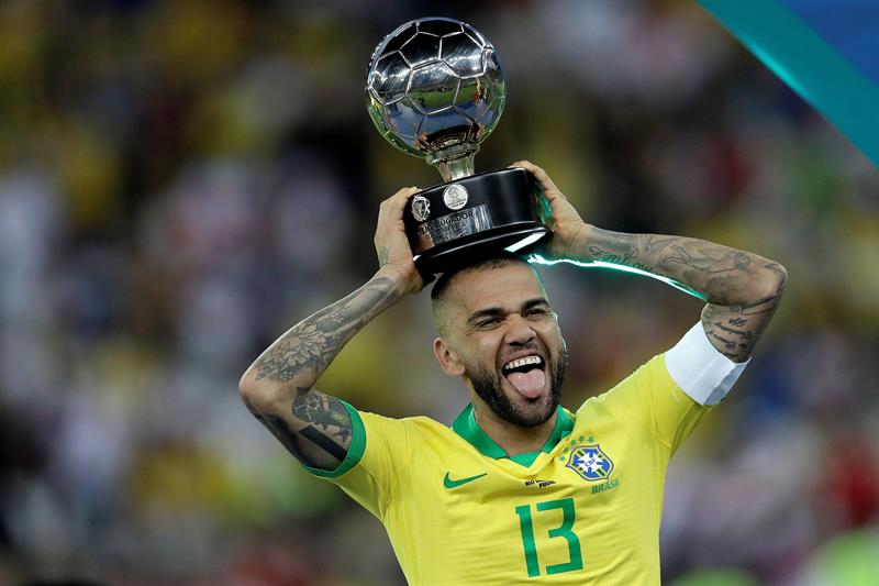 Dani Alves con su trofeo al mejor jugador de la Copa América 2019. Foto: EFE