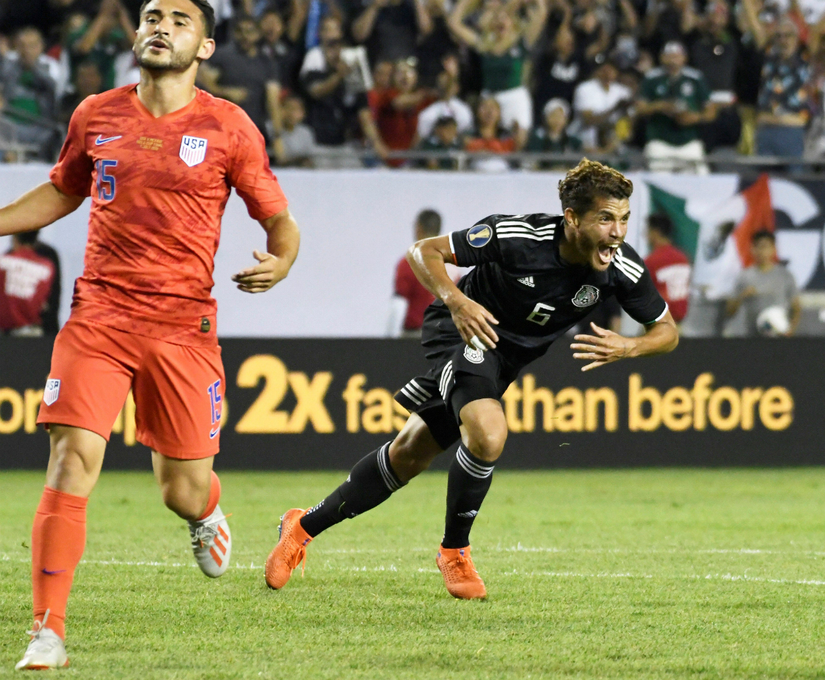 Jonathan Dos Santos celebra el gol de la victoria mexicana. Foto: Efe.