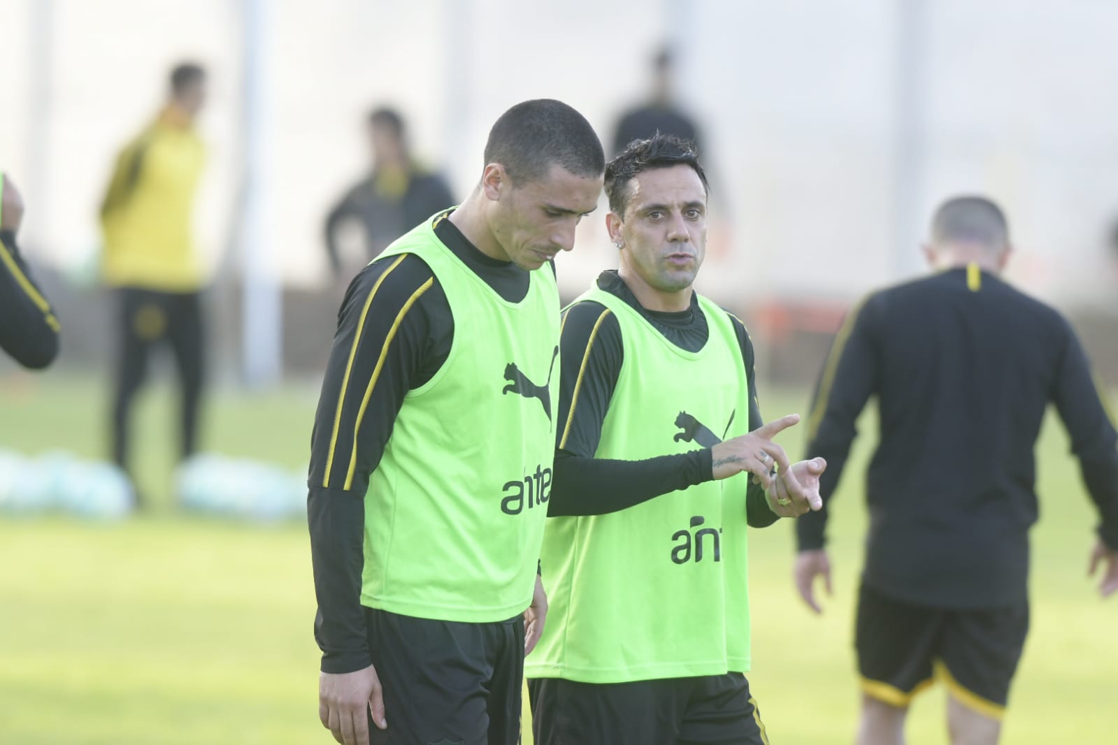 Rodrigo Abascal junto a Fabián Estoyanoff en el entrenamiento aurinegro. Foto: Marcelo Bonjour.