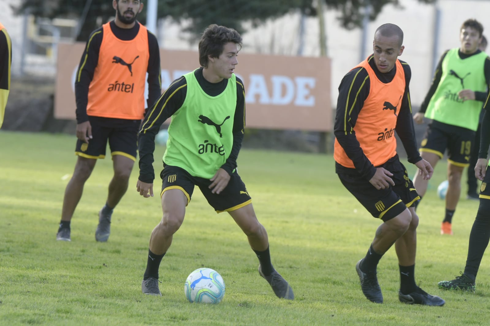 El juvenil Facundo Pellistri ante la marca de Guzmán Pereira. Foto: Marcelo Bonjour.