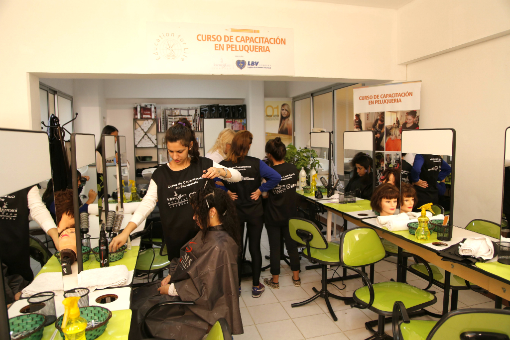 Joven que integra la Legión de Buena Voluntad aprende peluquería. Foto: Legión Buena Voluntad Uruguay