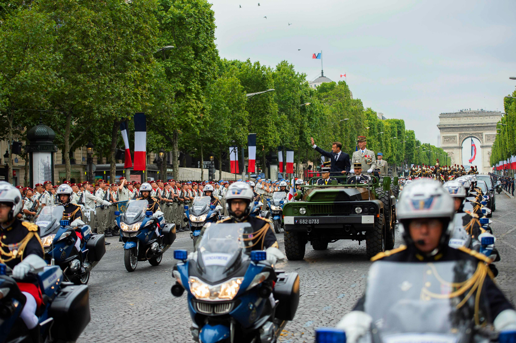 Macron encabeza el desfile en el aniversario de la Revolución francesa. Foto: AFP