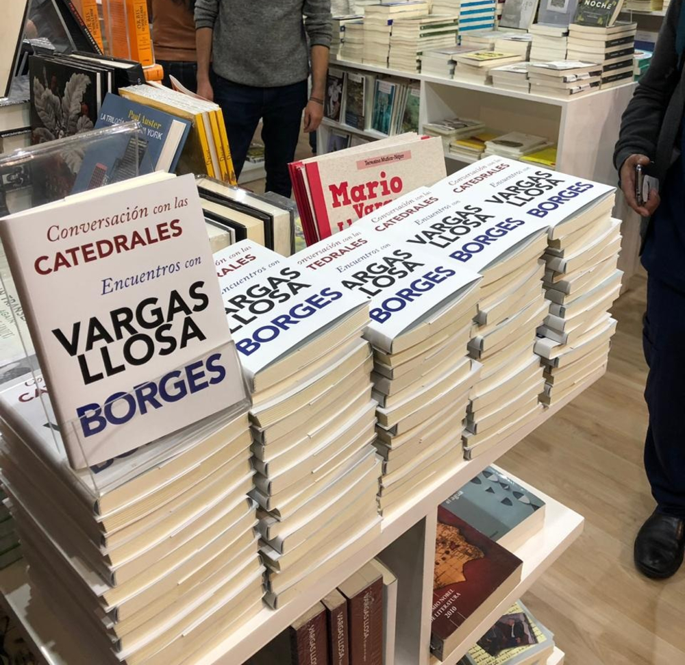 Sobrecubierta del libro Conversaciones en las catedrales de Ruben Loza Aguerrebere en la feria del libro de Lima. Foto: Ruben Loza Aguerrebere