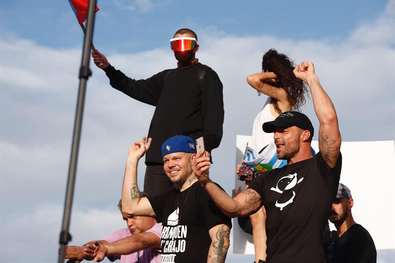 Bad Bunny ,Residente y Ricky Martin durantes las protestas. Foto: EFE