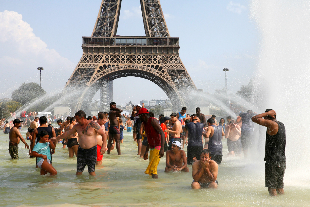 París vive jornadas de intenso calor. Foto: Reuters