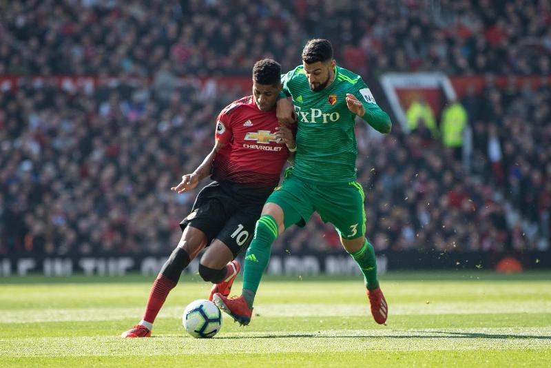 Miguel Britos en un duelo frente al Manchester United con la camiseta de Watford.