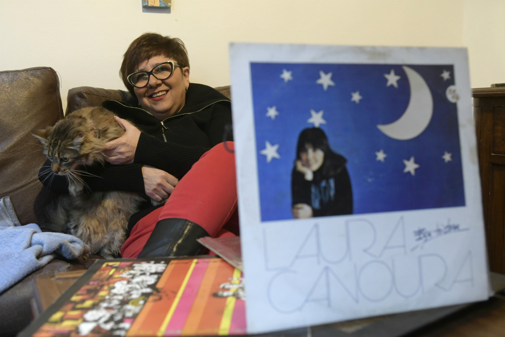 Laura Canoura junto a su primer disco solista. Foto: Darwin Borrelli.