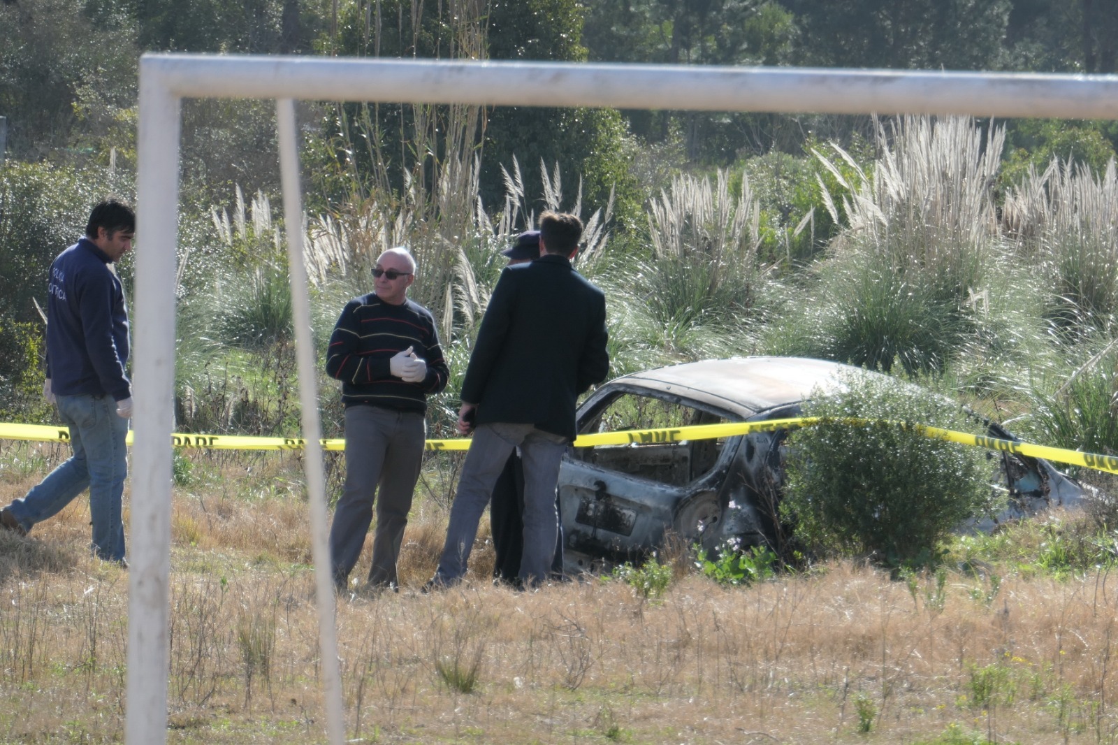 Policía investiga vehículo incendiado en los alrededores del barrio Kennedy, Punta del Este. Foto: Ricardo Figueredo.