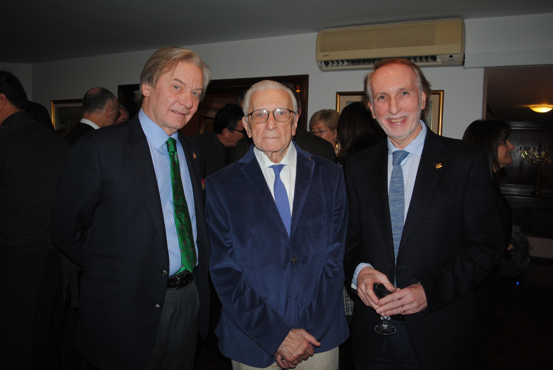 Embajador de España Javier Gómez-Llera, José y Jorge Grunberg.