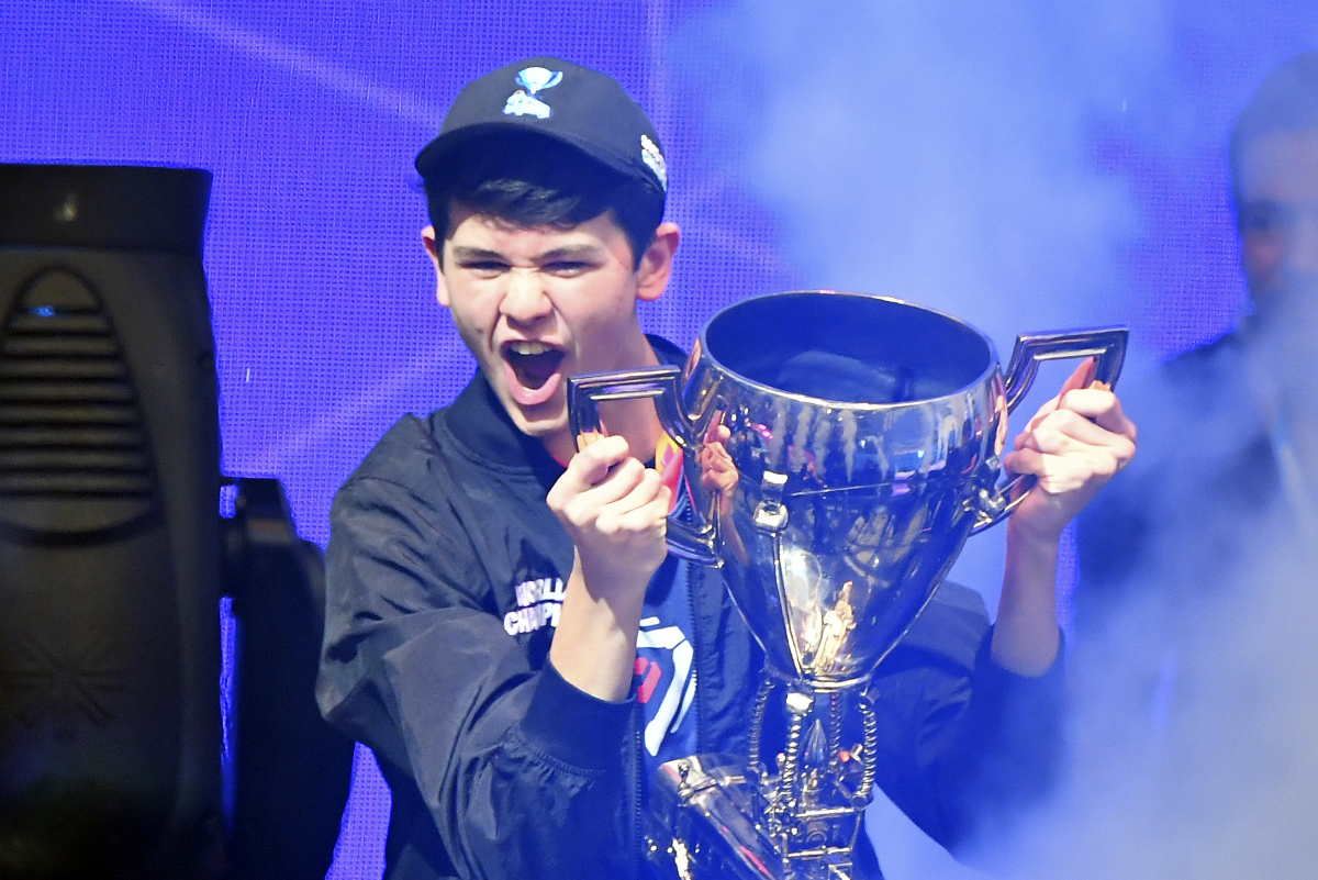 Bugha, el campeón mundial individual de Fortnite, levanta su trofeo. Foto: AFP.