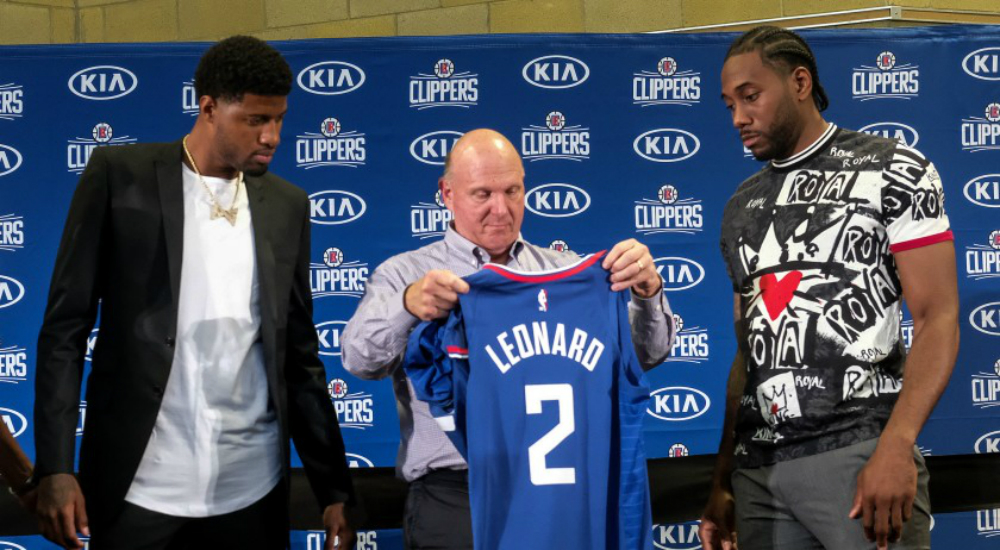 Steve Ballmer junto a Paul George y Kawhi Leonard