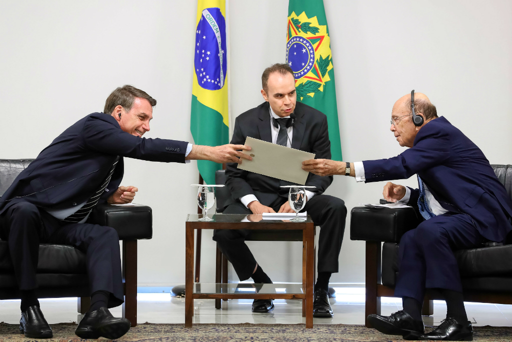 Jair Bolsonaro y el secretario de Comercio de Estados Unidos, Wilbur Ross, durante su reunión esta semana en la capital brasileña. Foto: AFP
