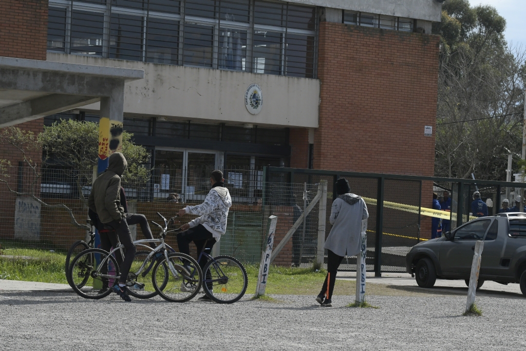 Barras de jóvenes se juntan frente a la fachada de la UTU Zitarrosa.