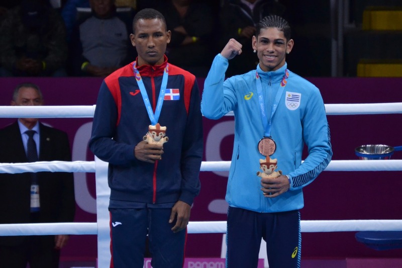 El boxeador Lucas Fernández con su medalla de bronce de los Juegos Panamericanos de Lima 2019. Foto: Prensa COU