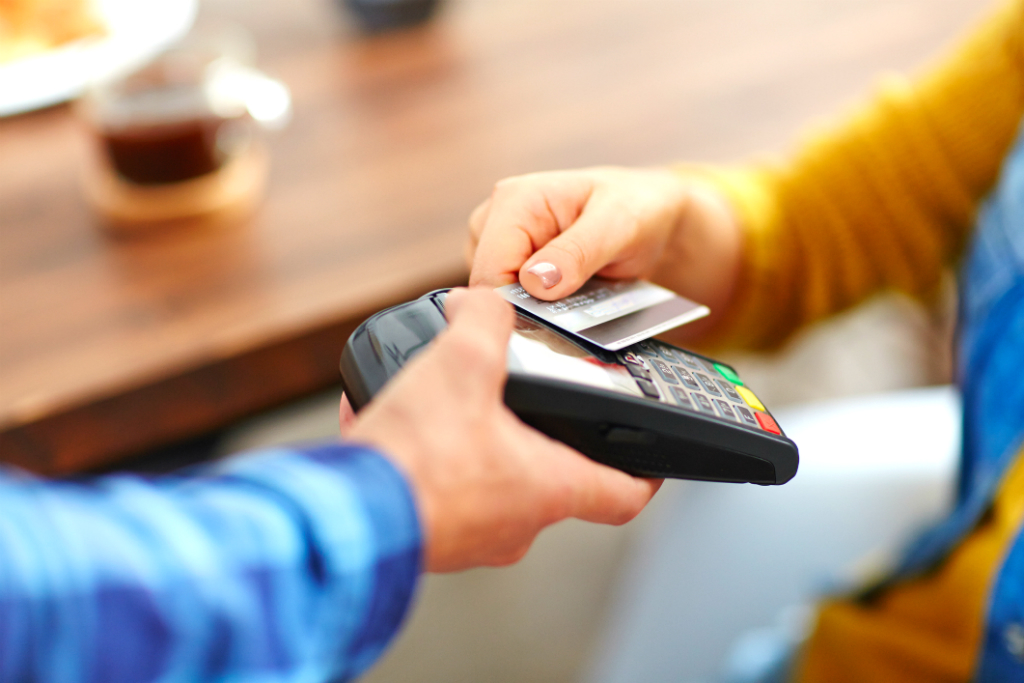 Utilizan una tarjeta contactless para concretar una compra. Foto: Shutterstock