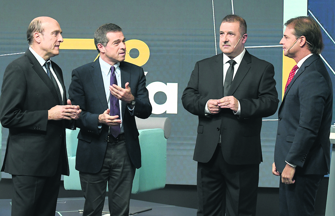 Daniel Martínez, Ernesto Talvi y Luis Lacalle Pou junto al periodista Nelson Fernández.. Foto: Leonardo Mainé.