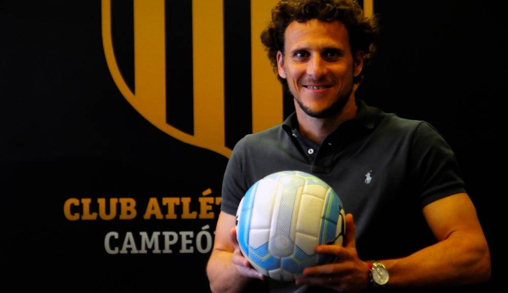 Diego Forlán cumplió su sueño de vestir la camiseta de Peñarol.