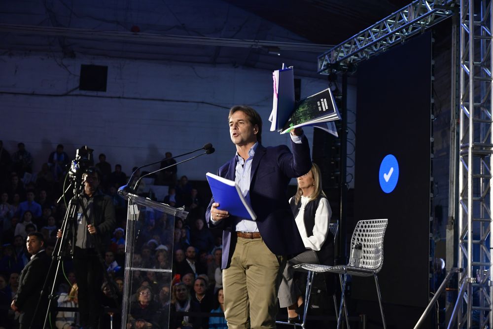 Lacalle Pou llevó los documentos de los otros partidos. Foto: Fernando Ponzetto