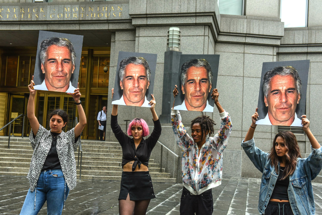 Un grupo de mujeres frente al juzgado en Nueva York en julio pasado denunciando los supuestos abusos de Epstein. Foto: AFP