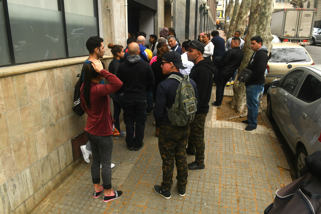 Inmigrantes cubanos en Cancillería. Foto: Francisco Flores