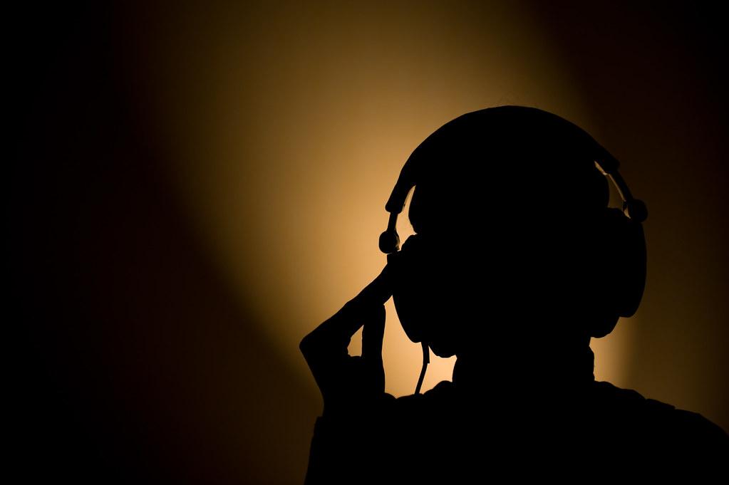 Escuchando auriculares en la oscuridad. Foto: Flickr
