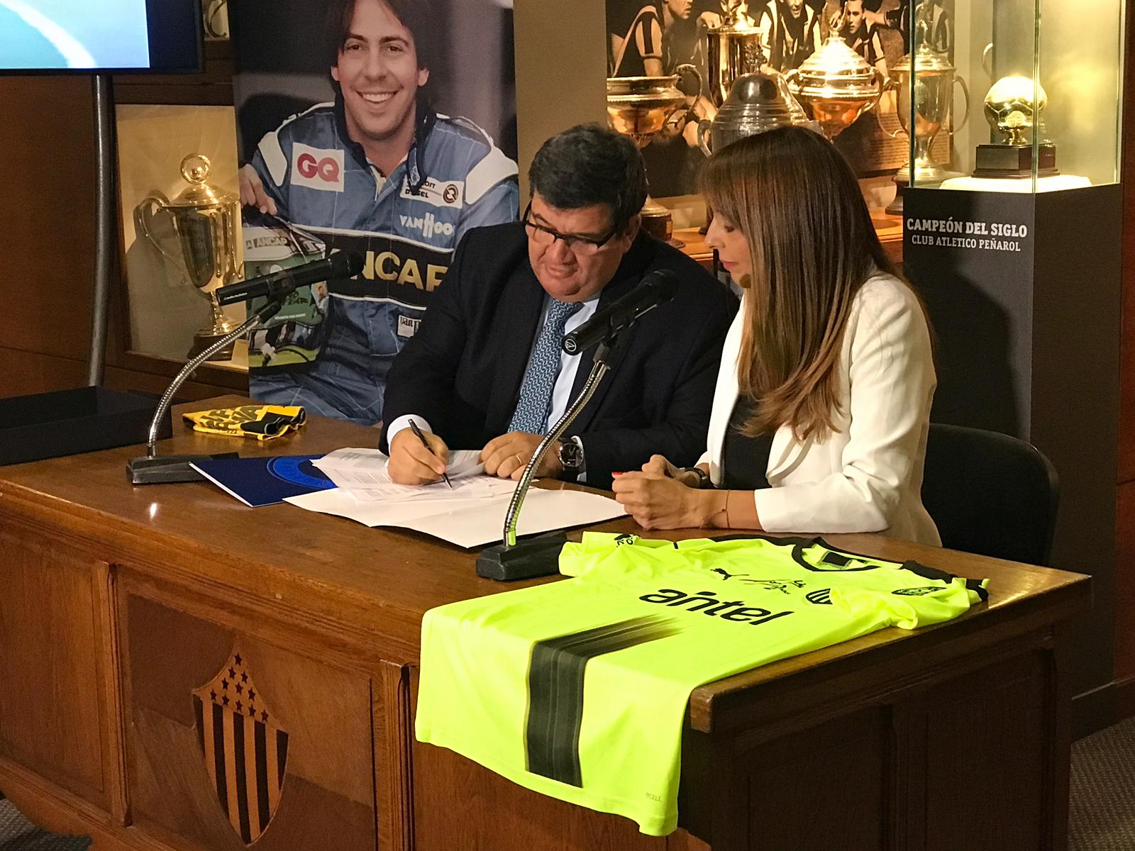El momento de la firma del acuerdo entre Peñarol y la Fundación Gonzalo Rodríguez. Foto: Pablo Cupese.