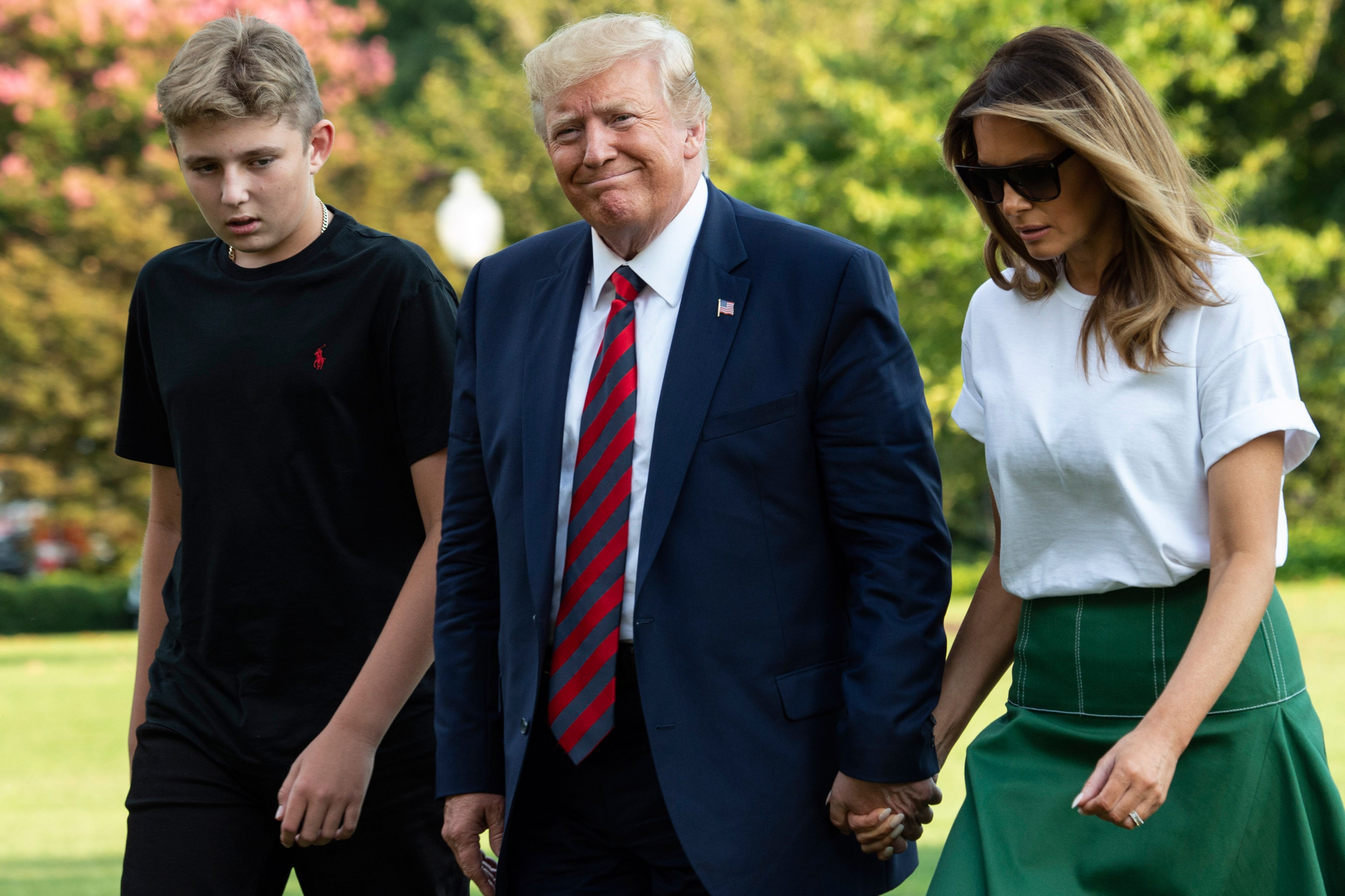Donald Trump junto a su hijo Barron y su esposa Melania. Foto: AFP