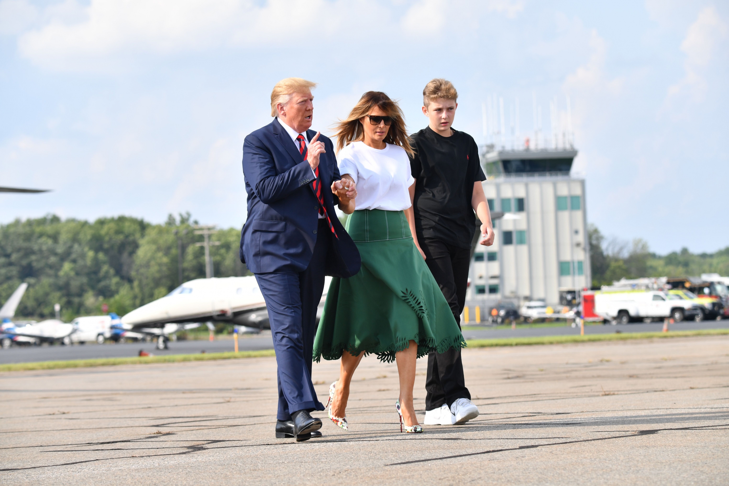 Donald Trump junto a su hijo Barron y su esposa Melania. Foto: AFP