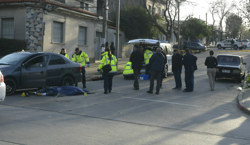 Ejecución de un hombre en pleno barrio Cerrito. Foto: Marcelo Bonjour