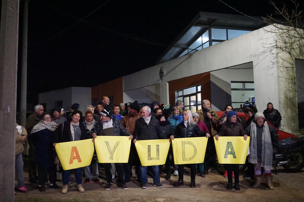Los vecinos de Maldonado Nuevo se movilizaron frente a la seccional. Foto: Ricardo Figueredo