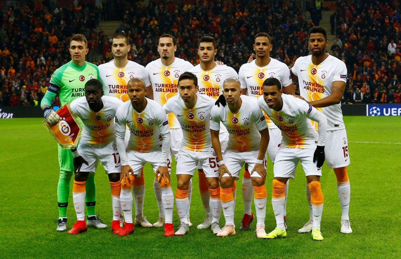 Galatasaray. El equipo del arquero uruguayo Fernando Muslera incorpora en una de sus camisetas la referencia al río Bósforo.