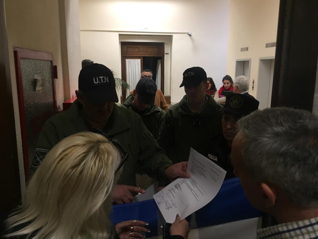 Policia desaloja a Adeom de Intendencia. Foto: El País