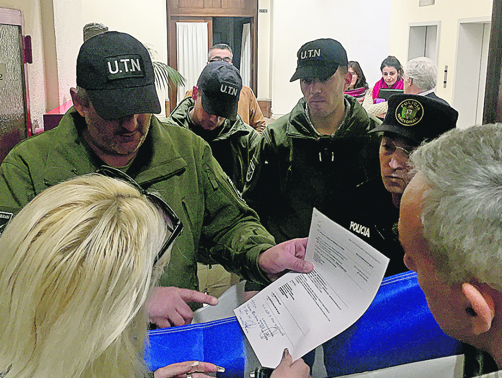 Ocupación de Adeom en el segundo piso de la IMM. Foto: Andrés López Reilly