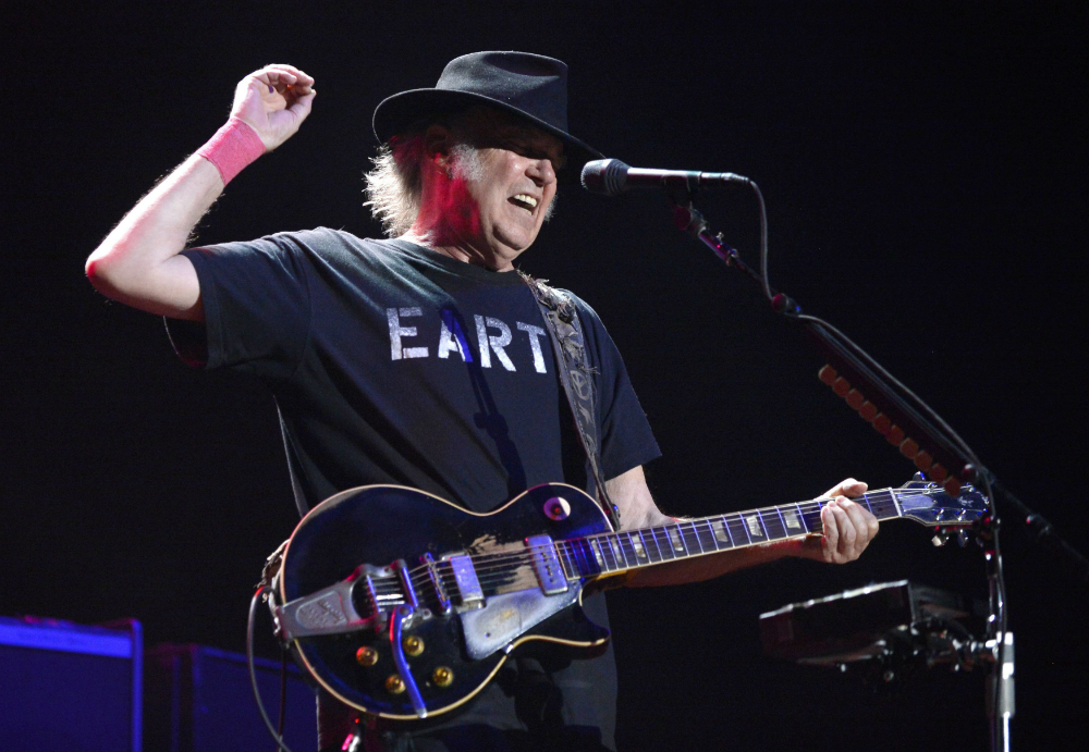 Neil Young, otro de los dioses del Olimpo rockero que sigue componiendo.