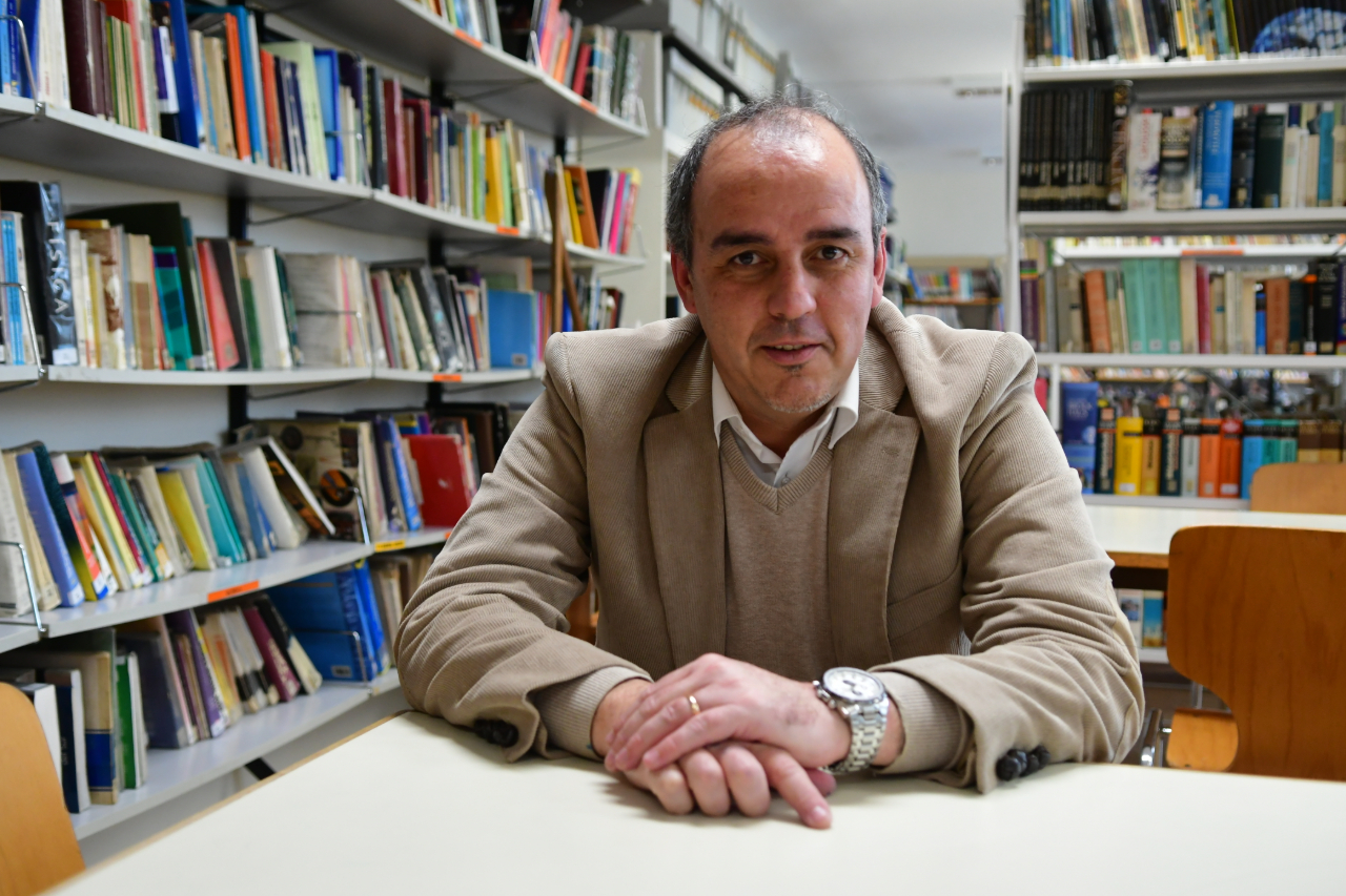 Juan Carlos Noya, subdirector del colegio alemán,en la biblioteca de la sede Pocitos.