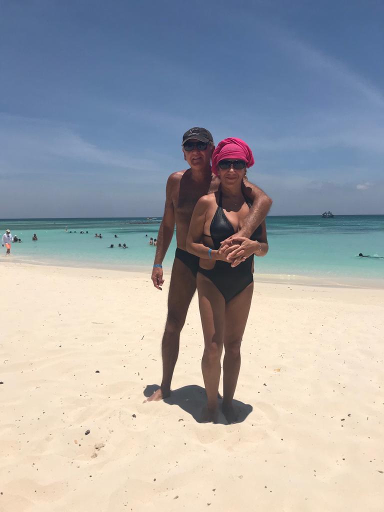 Juan Carlos y Lola se casaron tras dos años de relación antes de partir hacia la Aruba.